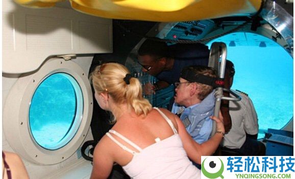 霍金与比基尼男子合影惊现爱泼斯坦档案 家人回应:护理人员