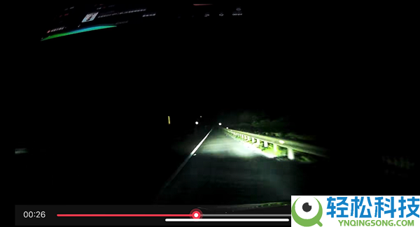 严重BUG,男人夜间高速开车误用语音封闭大灯致事故