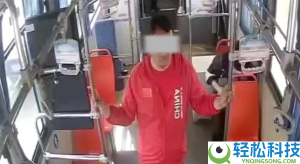 一男人未到站要求下车遭拒：竟强行掠夺公交方向盘并殴打司机
