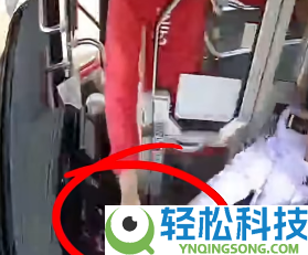 一男人未到站要求下车遭拒：竟强行掠夺公交方向盘并殴打司机