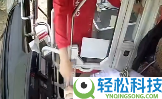 一男人未到站要求下车遭拒：竟强行掠夺公交方向盘并殴打司机