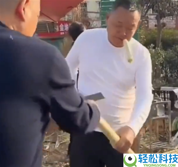 于东来公布退休后现身老家陌头 边吃边叫卖甘蔗