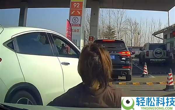 男子在加油站人肉插队 躺后车引擎盖引热议：车主回应好气 但又怕被碰瓷
