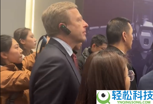 疾驰宝马CEO围观宇树机械人：一个垫着脚 一个录视频发家人