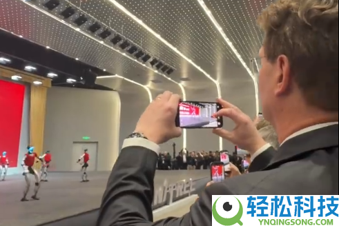 疾驰宝马CEO围观宇树机械人：一个垫着脚 一个录视频发家人