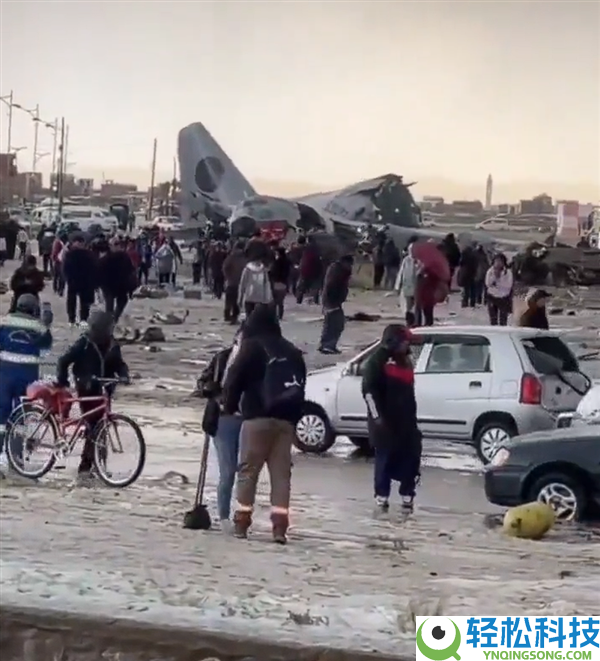 玻利维亚一飞机坠毁：装有少量钞票 散落伍遭疯抢