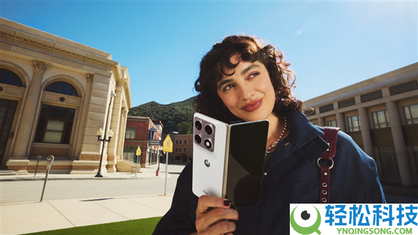 大折叠赛道又有新玩家参加,moto Razr Fold发布：参数拉满 16100元