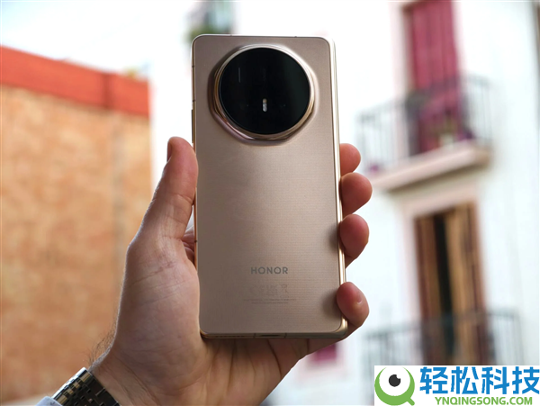 光荣Magic V6真机图赏：全球最轻薄大折叠 老外被震动到了