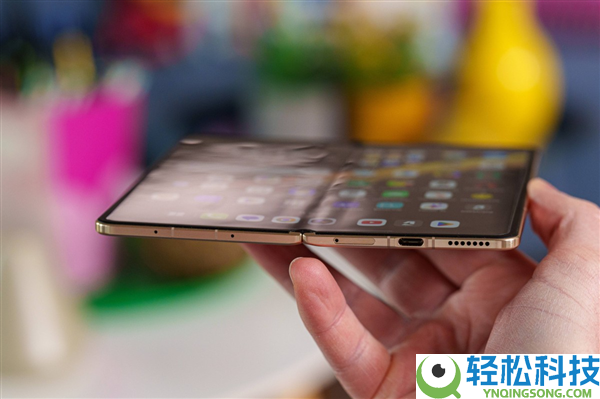 光荣Magic V6真机图赏：全球最轻薄大折叠 老外被震动到了