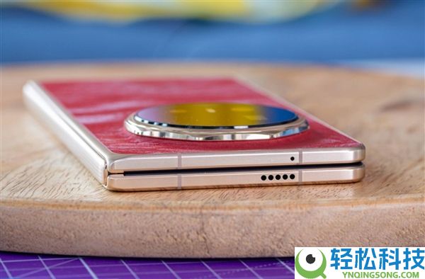 光荣Magic V6真机图赏：全球最轻薄大折叠 老外被震动到了