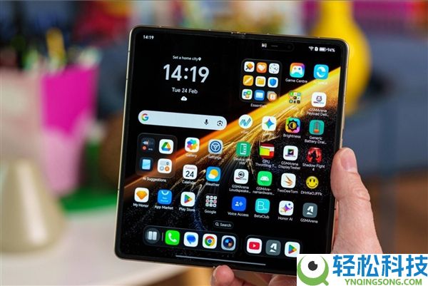 光荣Magic V6真机图赏：全球最轻薄大折叠 老外被震动到了