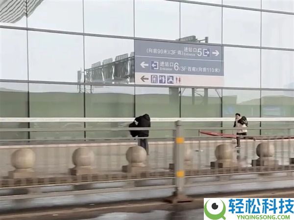 母亲送错进站口儿子狂追 郑州东站究竟有多大？