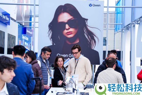 千问AI眼镜真机暴光：首秀MWC2026,全球观众列队试戴