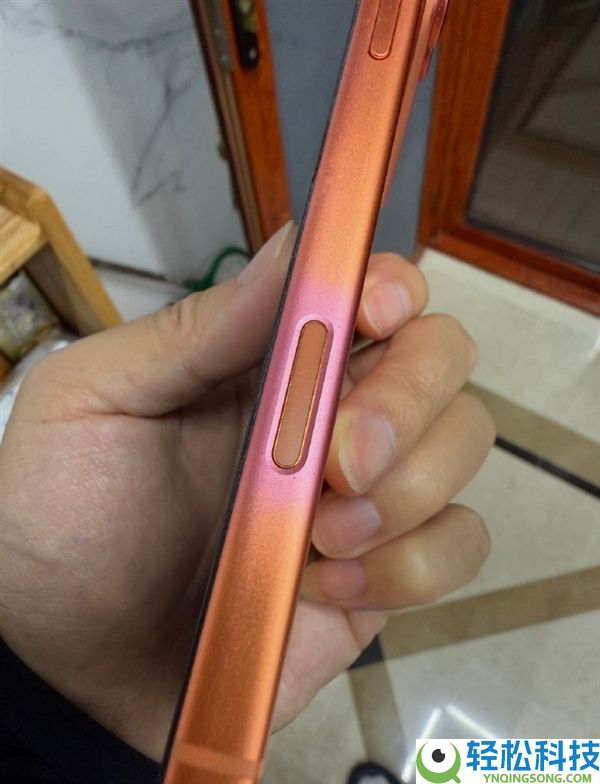 iPhone 17退色遭个人赞扬：有效户13999元官旗买只用一个月橙色变粉色