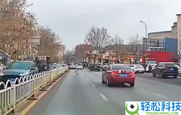踩死刹车仍是刹不住,翻浆致使日夕路面湿滑：博主亲授行车技能