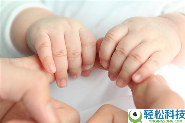 男子44岁当奶奶 儿子22岁喜当爹引网友热议：自己回应五世同堂 我家代代都早