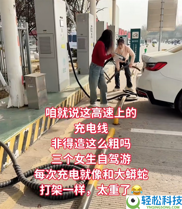 花甲老太实测比亚迪闪充桩：悬吊设计超人道 一点儿不费力