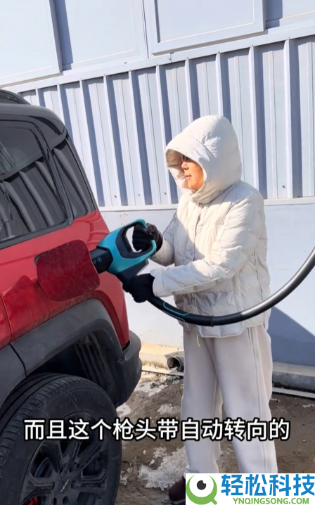 花甲老太实测比亚迪闪充桩：悬吊设计超人道 一点儿不费力