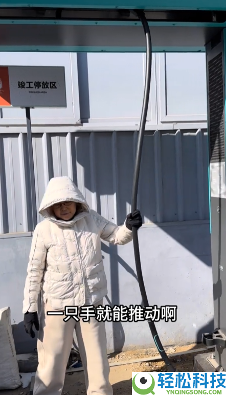 花甲老太实测比亚迪闪充桩：悬吊设计超人道 一点儿不费力