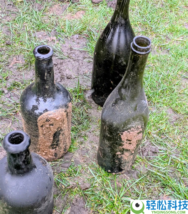 英国一高尔夫球场塌陷惊现百年酒窖：酒瓶各处 但一滴都没了