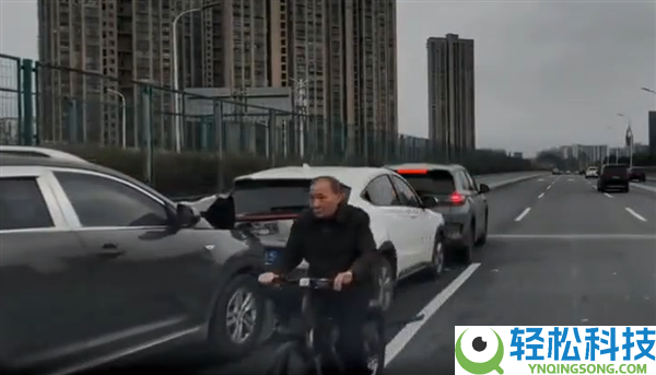 大爷骑自行车高架上逆行：致多车连环追尾