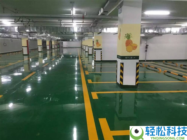 问界M7车主控告车库撞墙 网友秒破案：环氧地坪+水 下坡还自动加快