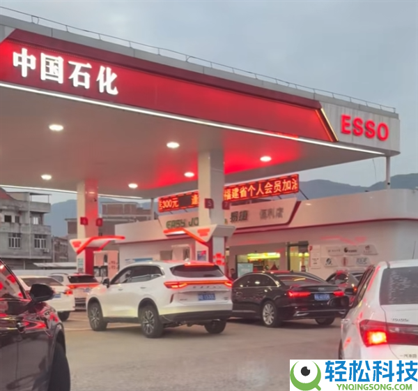 国内油价本日将迎年内最大涨幅,网友实拍多地加油站排长队