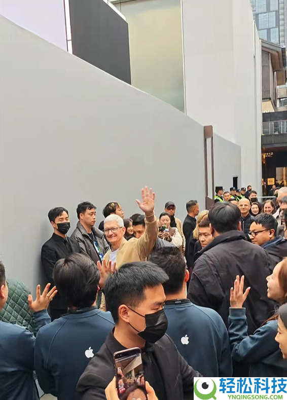 泰初里Apple Store举行苹果建立50周年庆 李宇春登台献艺 库克现身 现场人隐士海