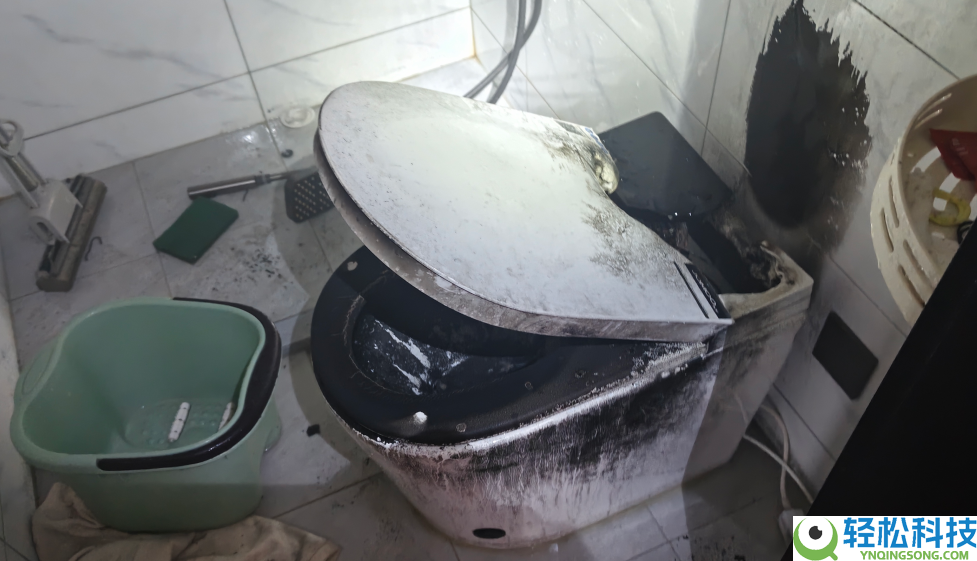 吓出冷汗,男人上茅厕 智能马桶倏忽喷火