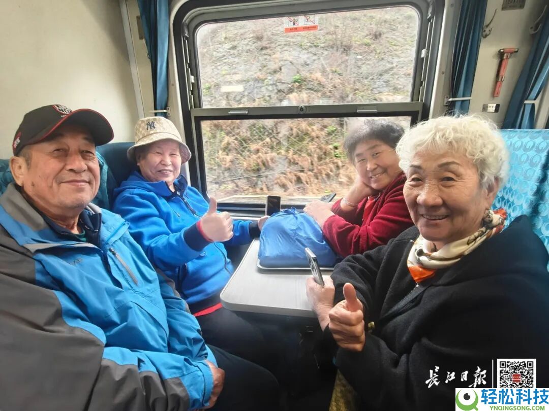6元绿皮火车成武汉“顶流”,有人携茶具打卡 有人特地跨省体验
