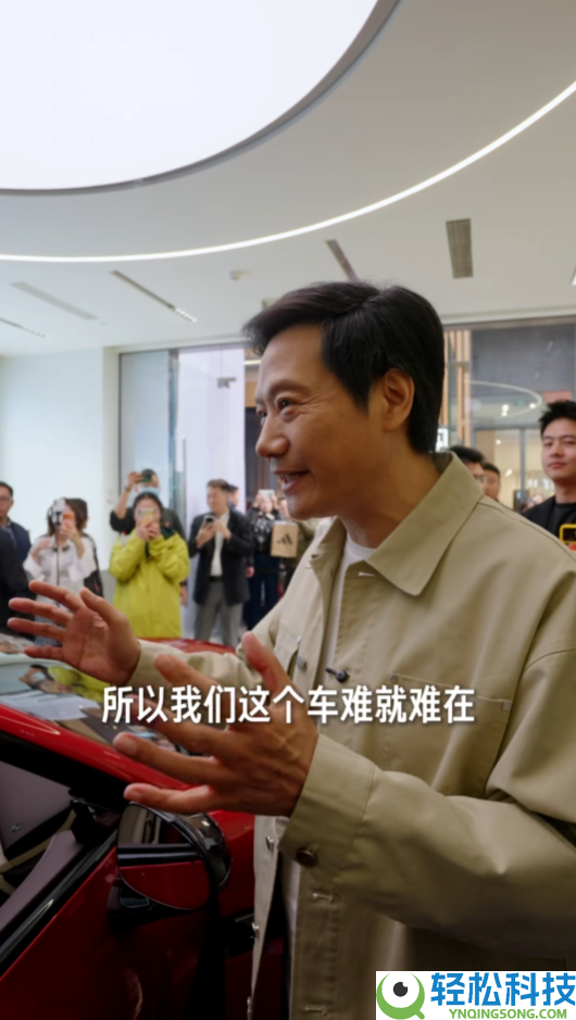 新一代SU7上市首个周末 雷军北京巡店:亲身讲授新车 为顾客开车门