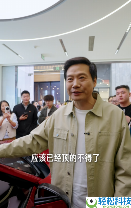 新一代SU7上市首个周末 雷军北京巡店:亲身讲授新车 为顾客开车门