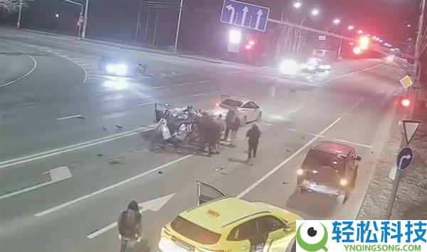 管好右手,深夜摩托车狂飙撞上等红灯轿车:双双报废