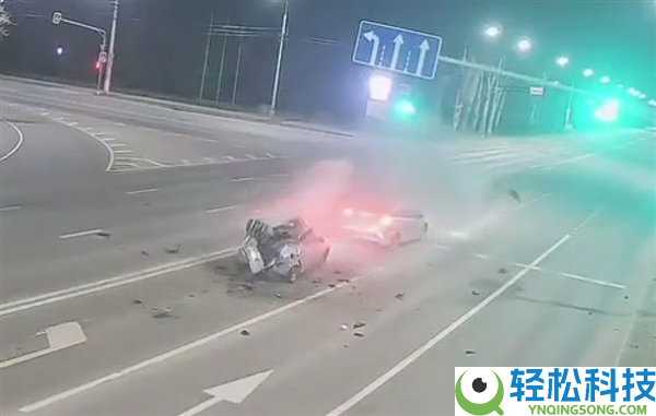 管好右手,深夜摩托车狂飙撞上等红灯轿车:双双报废