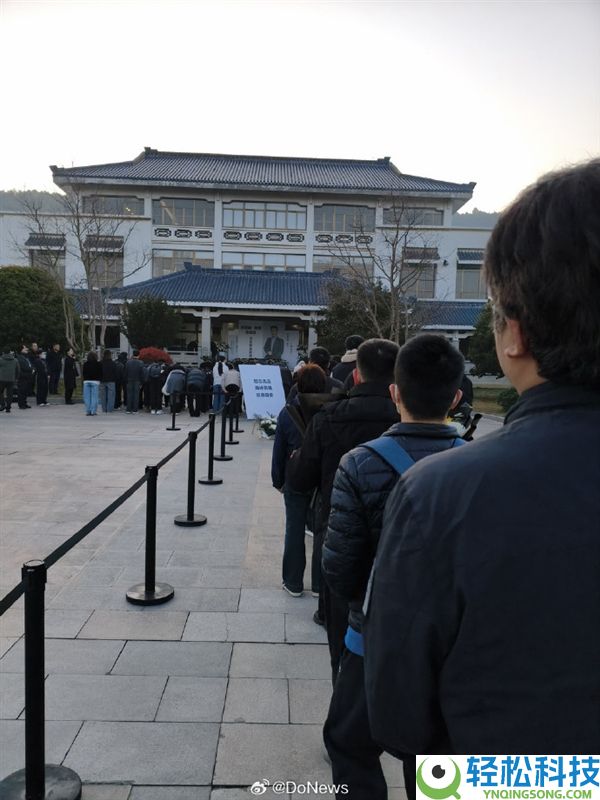 拒绝直播,张雪峰本日悲悼会 全国各地万千学子来送别：现场一封手写信让人动容