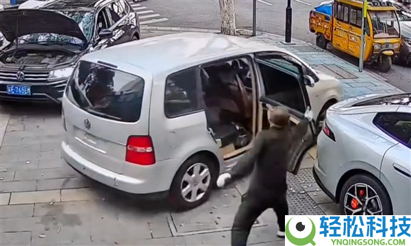 男人一连误操纵致三车受损 网友吐槽已被蠢哭