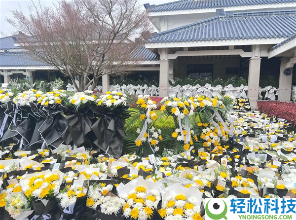 张雪峰悲悼会本日进行 公众自觉起大早排长队送别