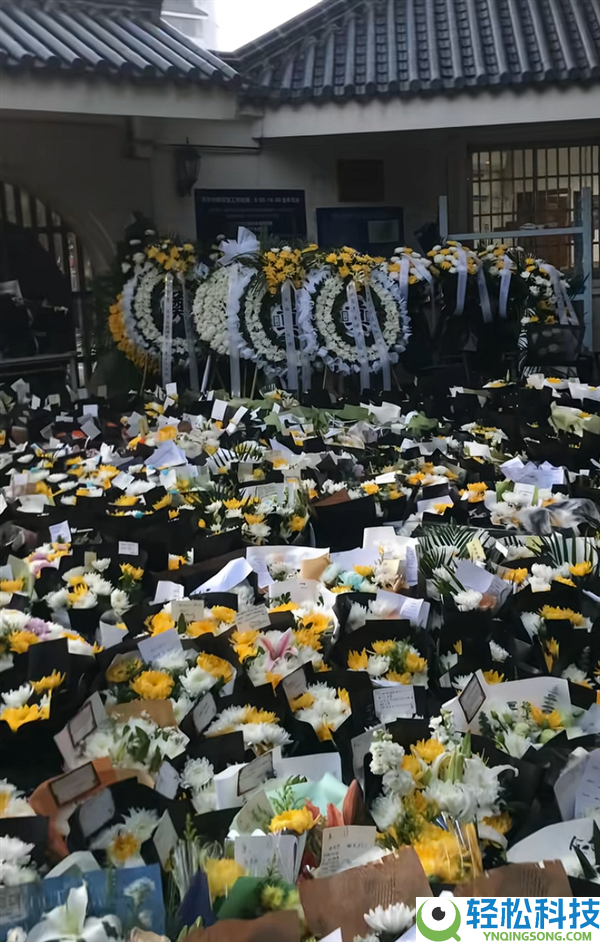 张雪峰悲悼会本日进行 公众自觉起大早排长队送别