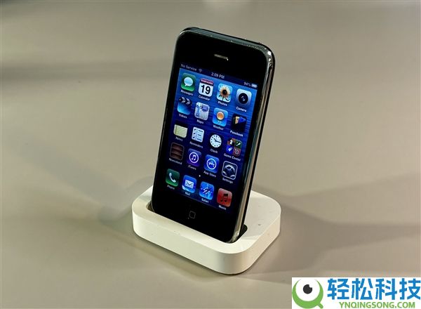 看懵了,初代iPhone到iPhone 17自拍对照 网友吐槽几近一样