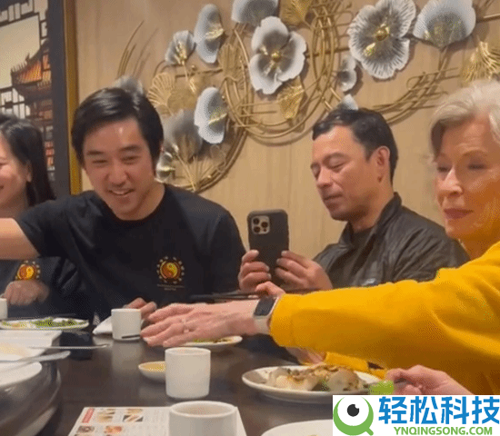 李小龙遗孀琳达近况：81岁神彩奕奕 与信徒们饮茶聊天