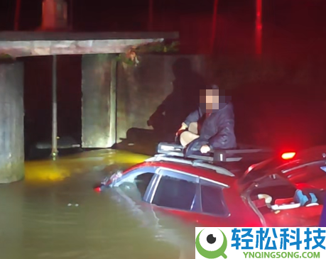 男人清晨开车坠湖 爬上车顶后第一步先翻开抖音