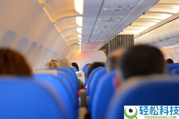 男人在国际航班上吸烟辩称憋着难受 川航：落地后该旅客被警方带离