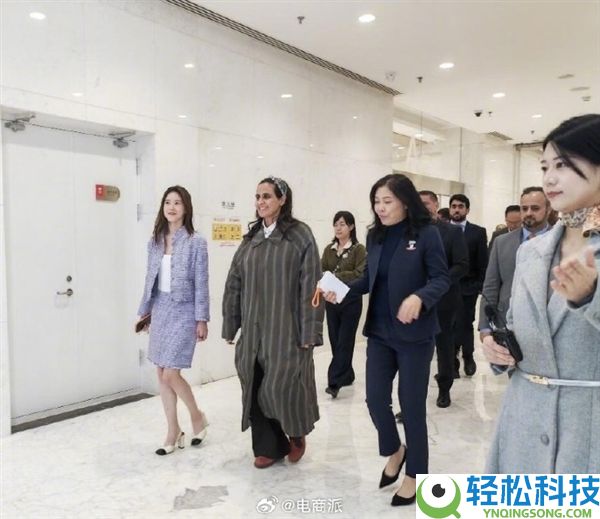 卡塔尔公主到访京东美术馆 章泽天与京东CEO许冉伴随