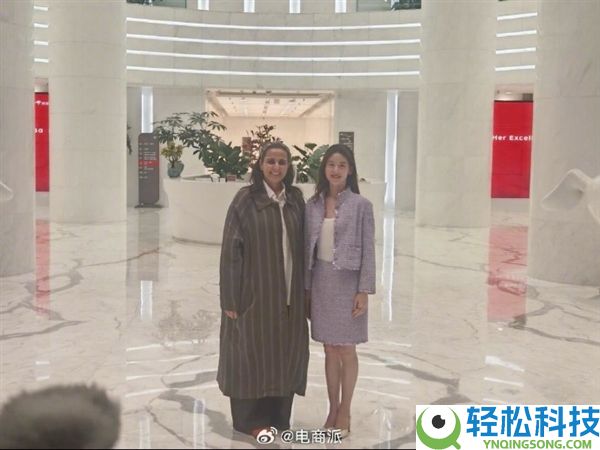 卡塔尔公主到访京东美术馆 章泽天与京东CEO许冉伴随