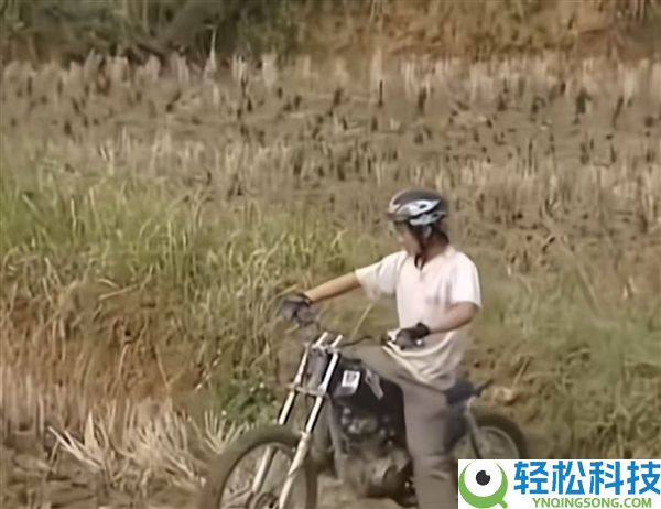 张雪20年前记载片全网刷屏,山路冒雨追记者100千米只为不忏悔