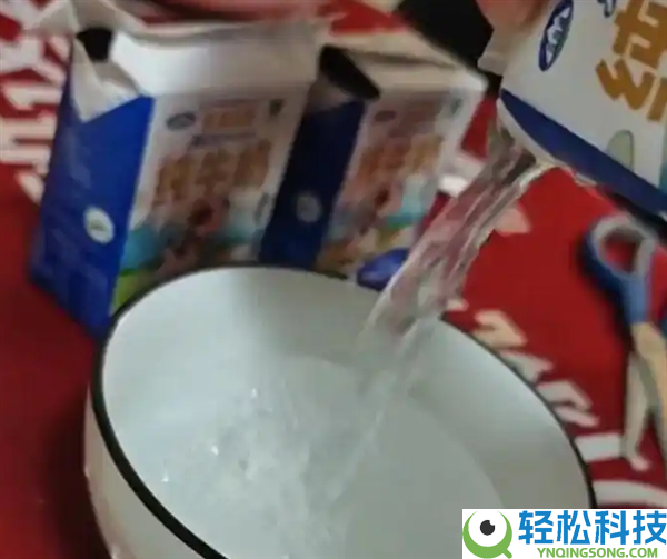 纯牛奶倒出透明苦水 连开4盒均现异常