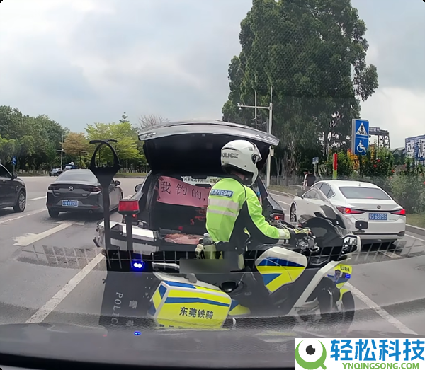 红绿灯前炫鱼翻车 垂钓佬刚翻开后备箱 下一秒被交警打开