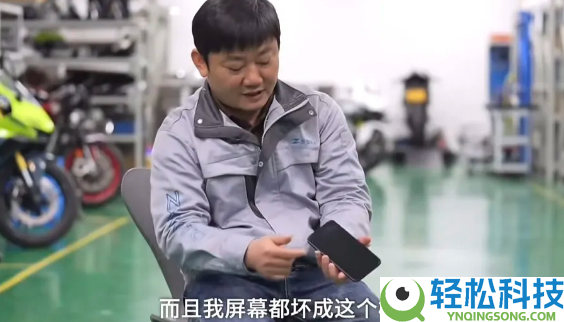 张雪身价上亿还在用两千多块钱坏手机:没给本人买过一个奢华的东西