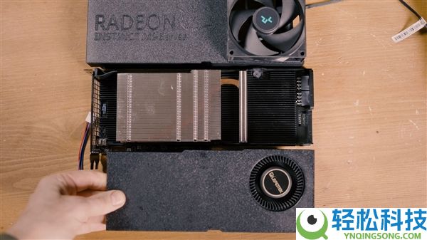 1000块买个AMD 8年前的老专业卡:32GB HBM2显存能玩游戏