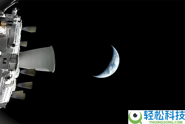 稀有一景,阿尔忒弥斯二号飞船拍到新月形地球